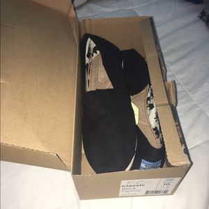 Brand new black toms
