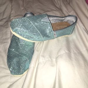 Sparkly light blue toms