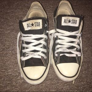BLACK AND WHITE ALL STAR CONVERSE