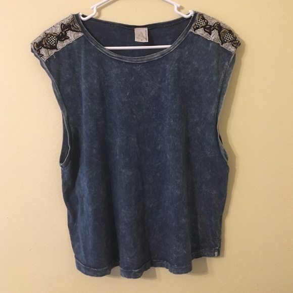 Acid washed muscle top with detailed shoulder🤖