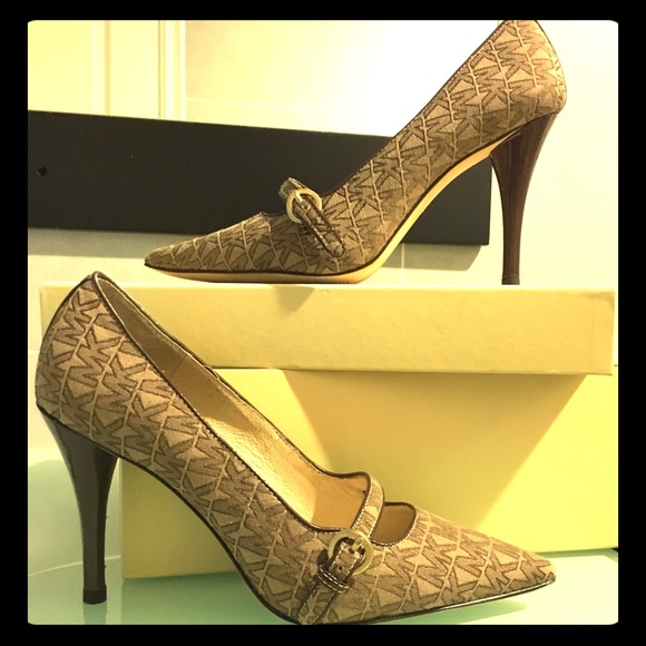 💯 Michael Kors Monogram Pumps Size 6 (never used)