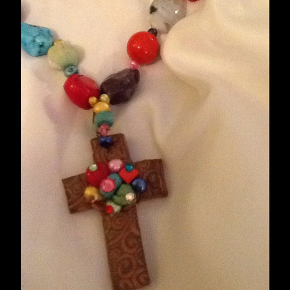 Dramatic large bead and cross necklace - Picture 3 of 3