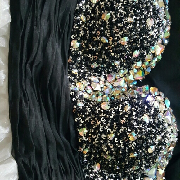 Beautiful dress - Picture 2 of 4