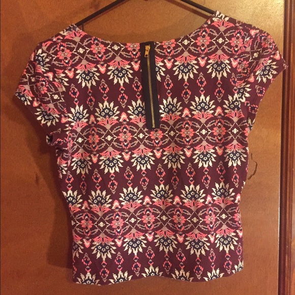 Maroon patterned crop-top - Picture 3 of 3