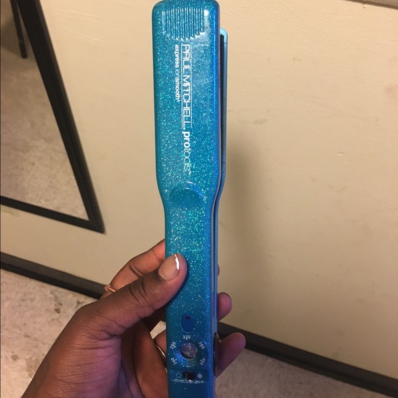 Paul Mitchell flat iron 1"