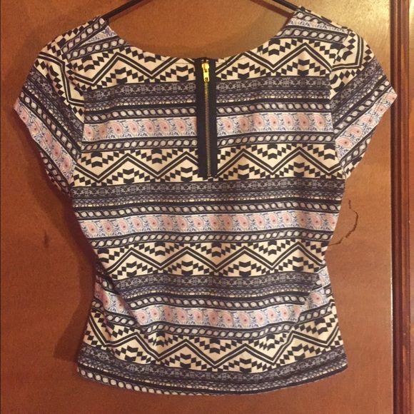Patterned crop-top - Picture 3 of 3