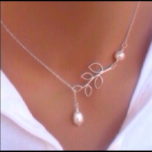 Jewelry - ✨PRETTY PEARL LEAF NECKLACE ✨