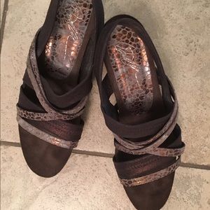 Donald Pliner Brown Strap Heel. Size 10