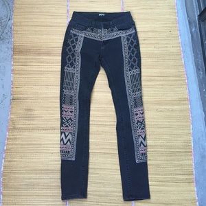 VERY TRENDY BDG embroidered skinny jeans