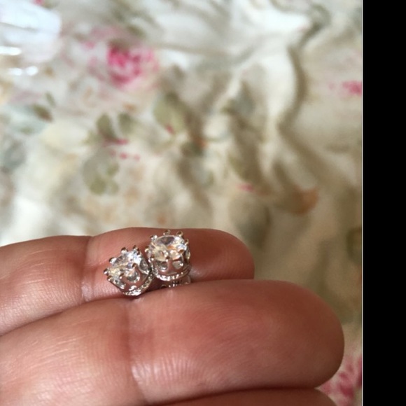 925 Sterling silver 8mm cz earrings - Picture 4 of 4