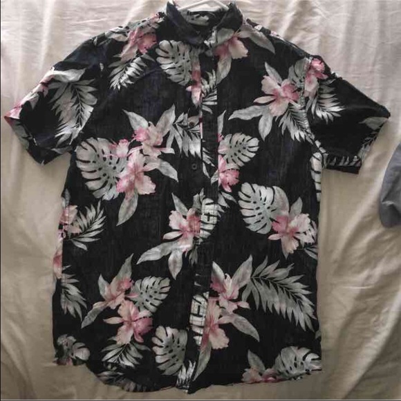 ❌SOLD ON Ⓜ️ercari Hawaiian Print Button up