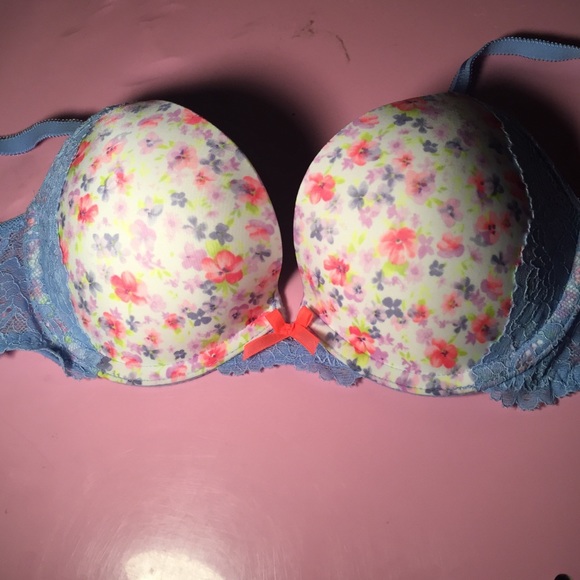 Beautiful Floral 32C Victoria's Secret Push Up Bra
