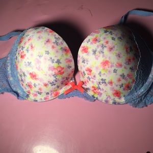 Beautiful Floral 32C Victoria's Secret Push Up Bra