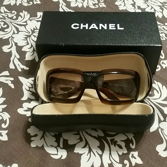 💯 Authentic Chanel Sunglasses - Picture 2 of 4