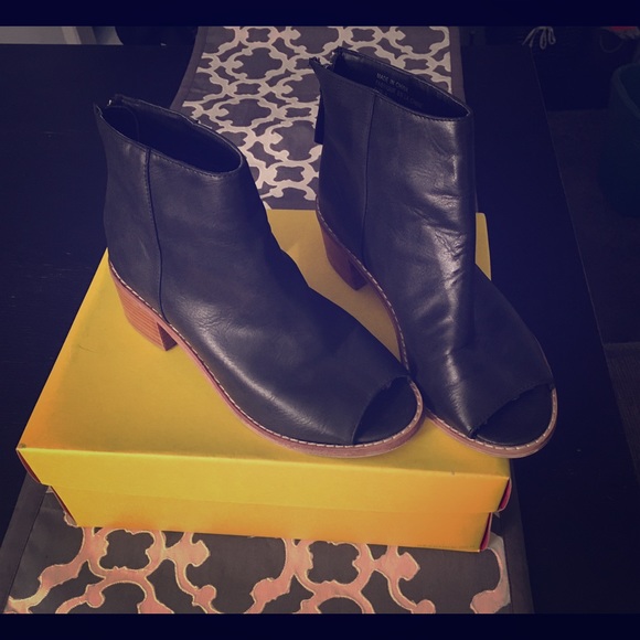 ⛔️SOLD⛔️Peep toe ankle boots 😱💜