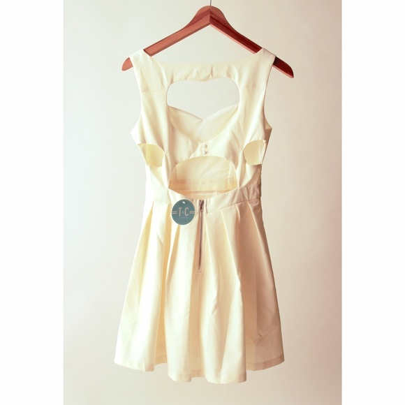 🎉 HP 🎉 Ivory Classic Heart Dress - Picture 4 of 5
