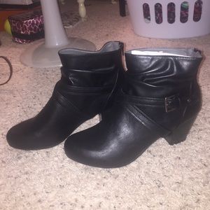 NEVER WORN Rialto black leather booties