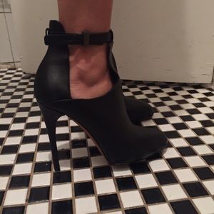 Vince Leather Heel Sz 7M