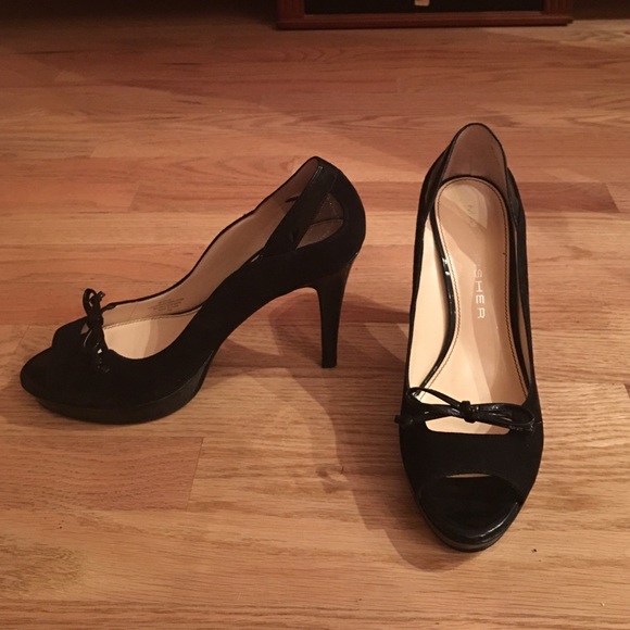 Black peep toe pumps