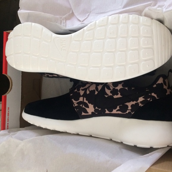 Brand New Women's Nike Roshe One LIB QS - Picture 3 of 4