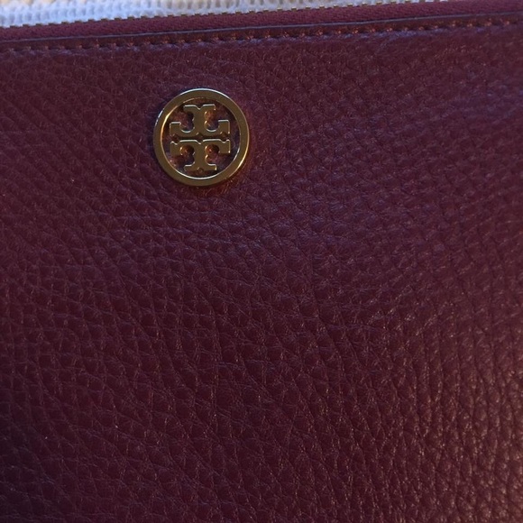 TORY BURCH cranberry pebbled leather wristlet! - Picture 2 of 7