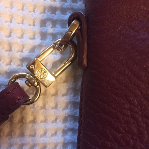 TORY BURCH cranberry pebbled leather wristlet! - Picture 3 of 7