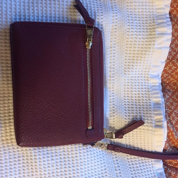 TORY BURCH cranberry pebbled leather wristlet! - Picture 4 of 7