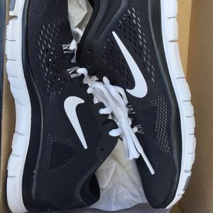 New in box Nike 5.0 running black & white