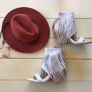 🎉Host Pick 8/16🎉Koolaburra Santa Barbara Piaz II