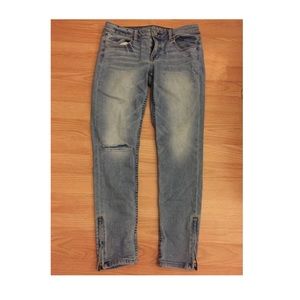 Light wash American eagle skinny jeans