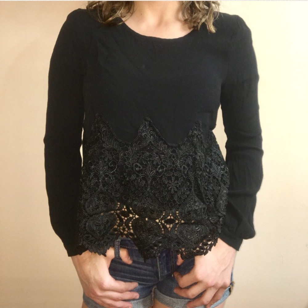 ✨HOST PICK✨ Black blouse with a sexy cutout