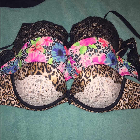 VS bras. - Picture 1 of 1