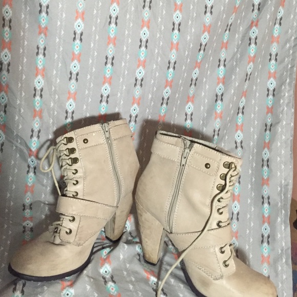 Boots size 8.5 - Picture 2 of 2