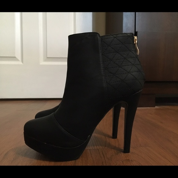 Shoes - Black booties