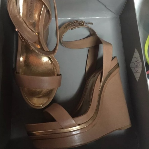 BCBGMAXAZRIA Ma-Laura  wedge sandals tan leather