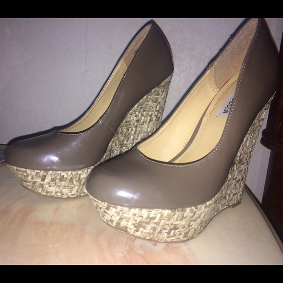 Steve Madden Grey rounded toe wedges