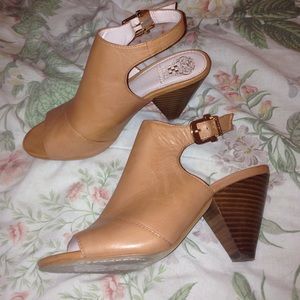 VINCE CAMUTO CARAMEL LEATHER KITTEN HEELS