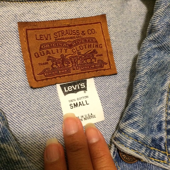 ❌SOLD ON MERC❌Vintage Levi's Jean Jacket - Picture 2 of 3