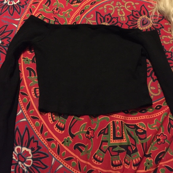 Black off the shoulder long sleeve crop top