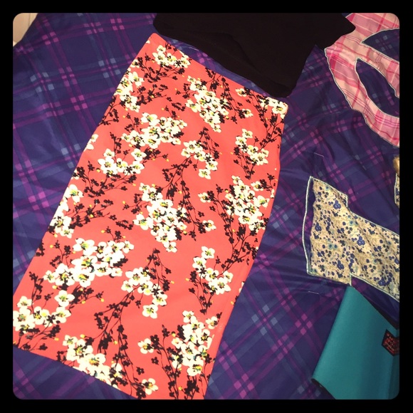 💕Pink with white flowers pencil skirt 💕