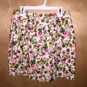 Adorable floral skirt with pockets