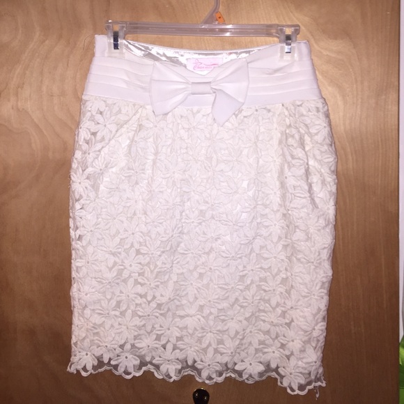 White fitted floral skirt