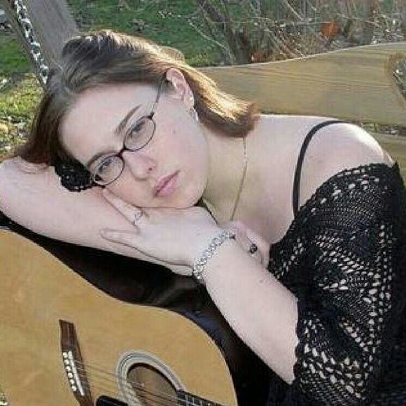 Meet your Posher, Kat - Picture 4 of 4