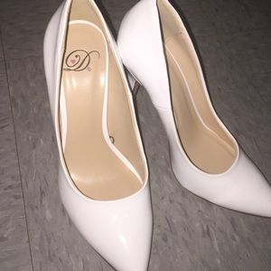 Beautiful basic white pumps!! Perfect for anytime