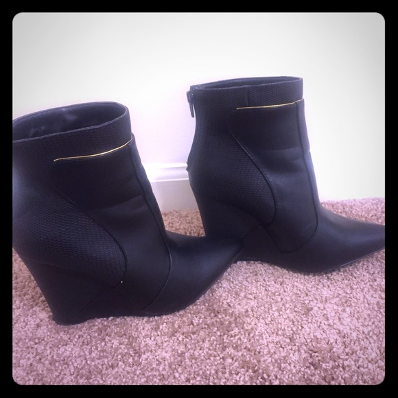 Short ankle bootie