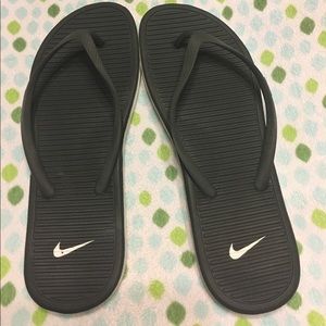 Nike size 10 flip flops EUC