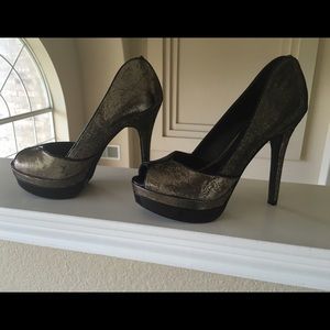 Sexy Jessica  Simpson black and Gold heels (7.5B)