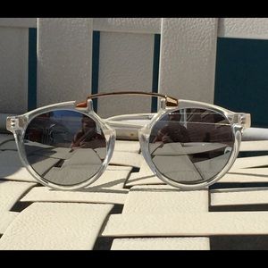 Cute clear frame silver mirror with gold bar!!💕🌹