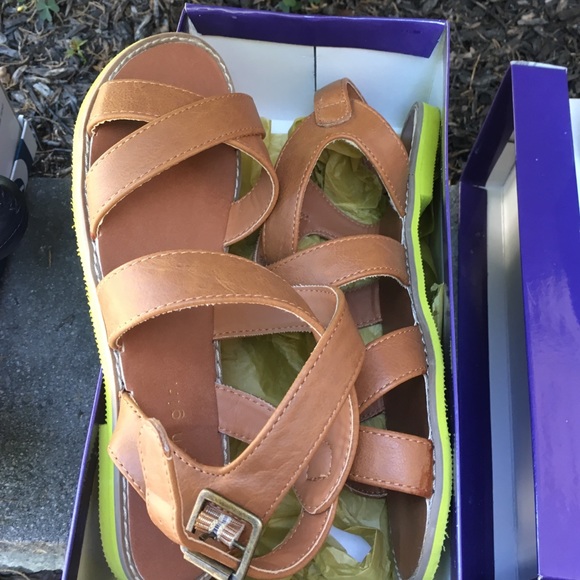 Steve Madden Girl sandals size 7 tan - Picture 1 of 3