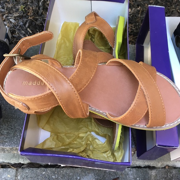 Steve Madden Girl sandals size 7 tan - Picture 2 of 3